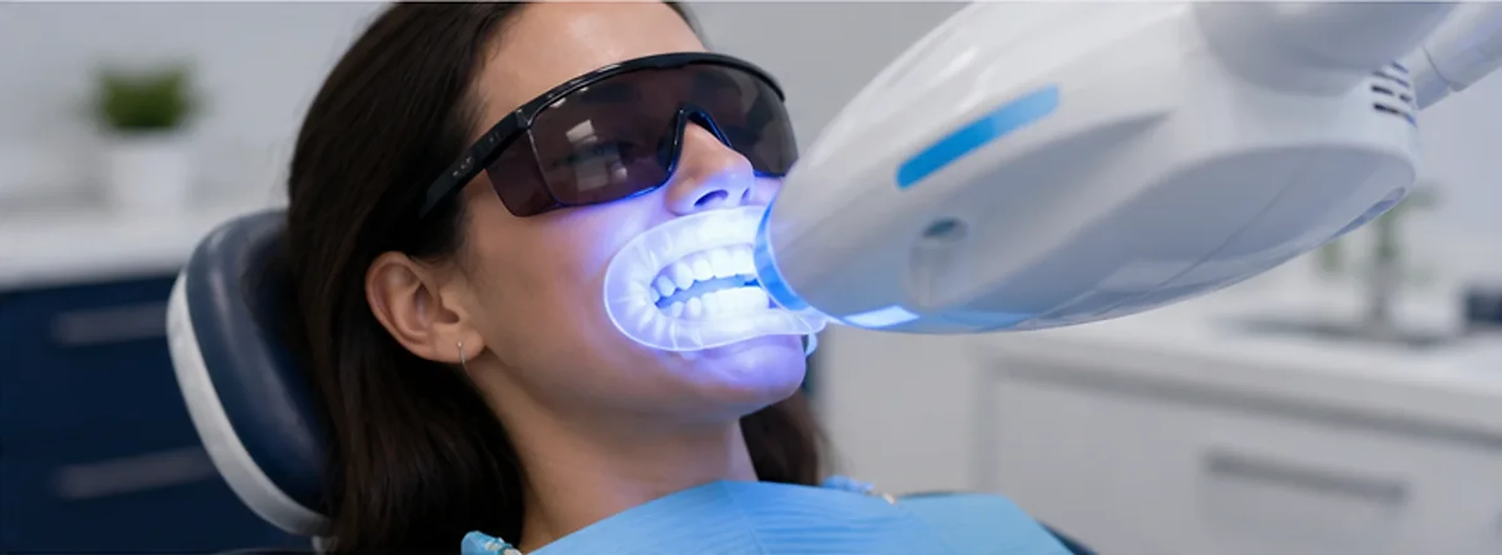 Tratamiento profesional de blanqueamiento dental con luz